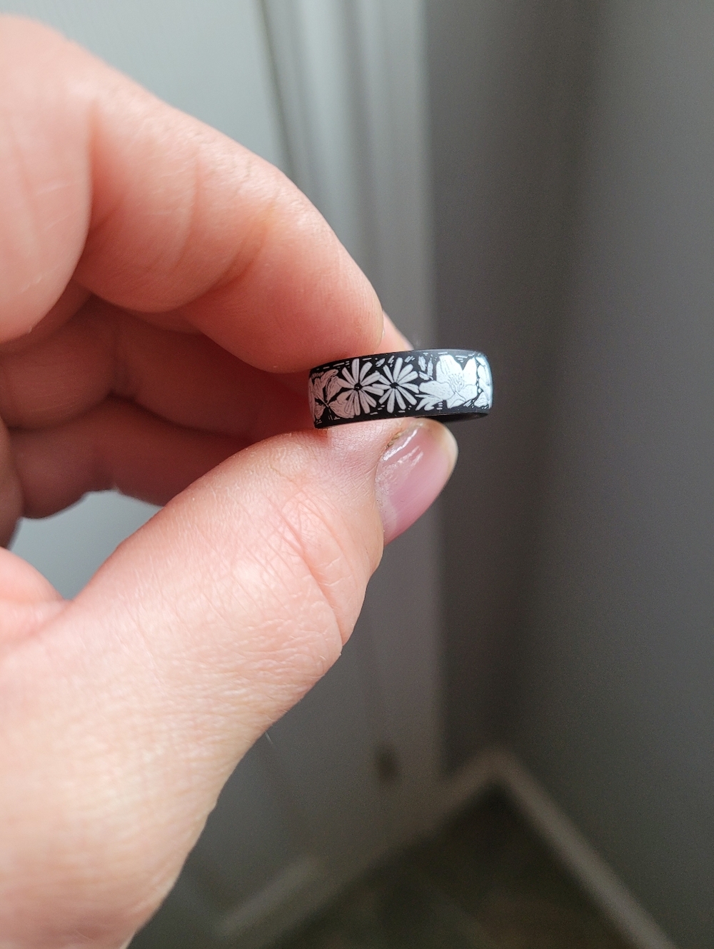 Black Floral Patterned Band Ring Size 6  Enso